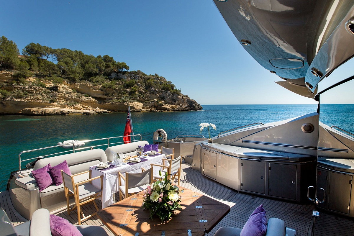 Аренда яхты Sunseeker Predator 82 Hooligan на Балеарских островах - обед в лагуне